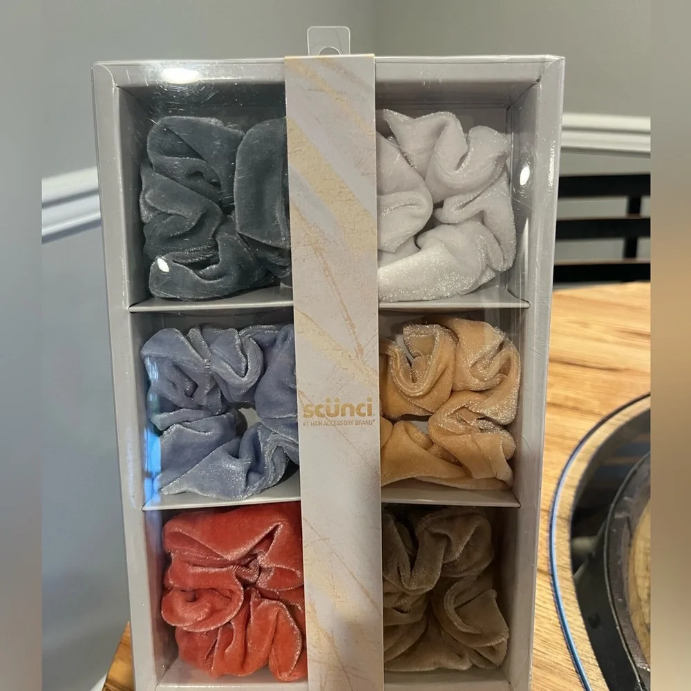 Women's/Teens 6 Velvet Scrunchies - NWT - Picture 2 of 8